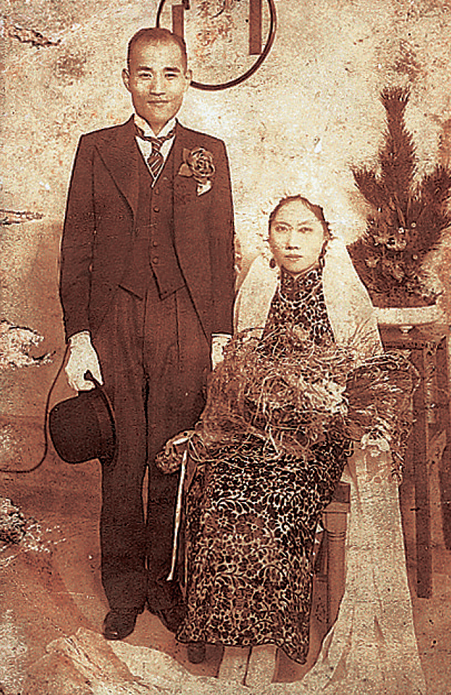 ▲六福集團創辦人莊福與許金鳳於1937年結婚。（莊村徹提供）